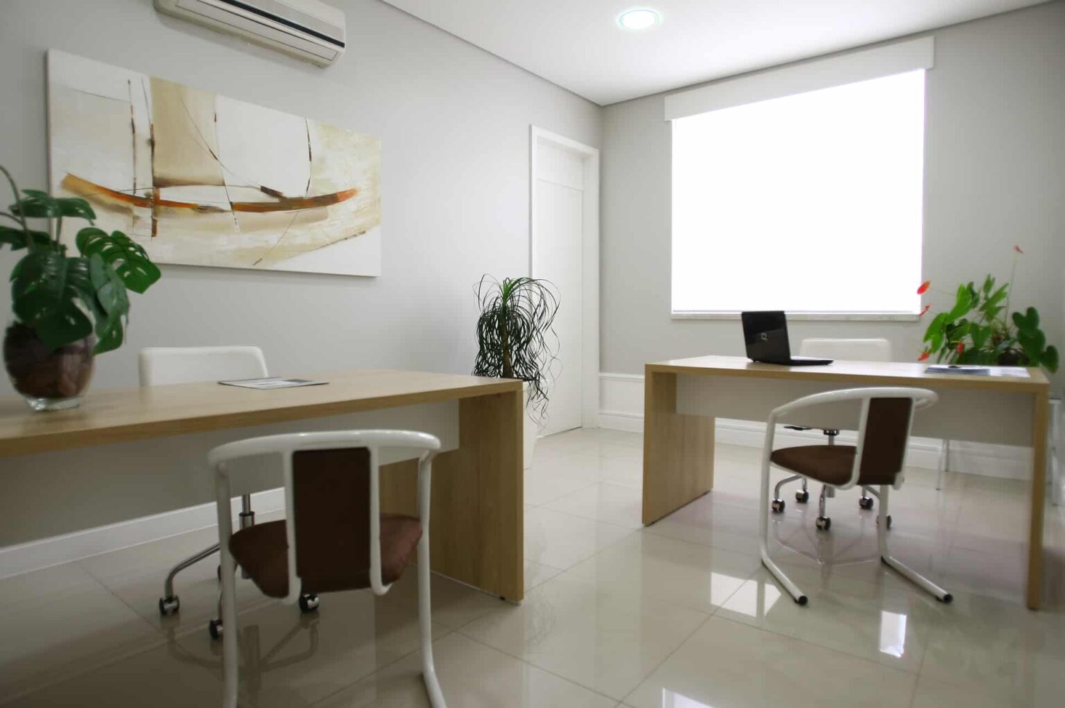Sala de escritório com cadeiras brancas aconchegantes